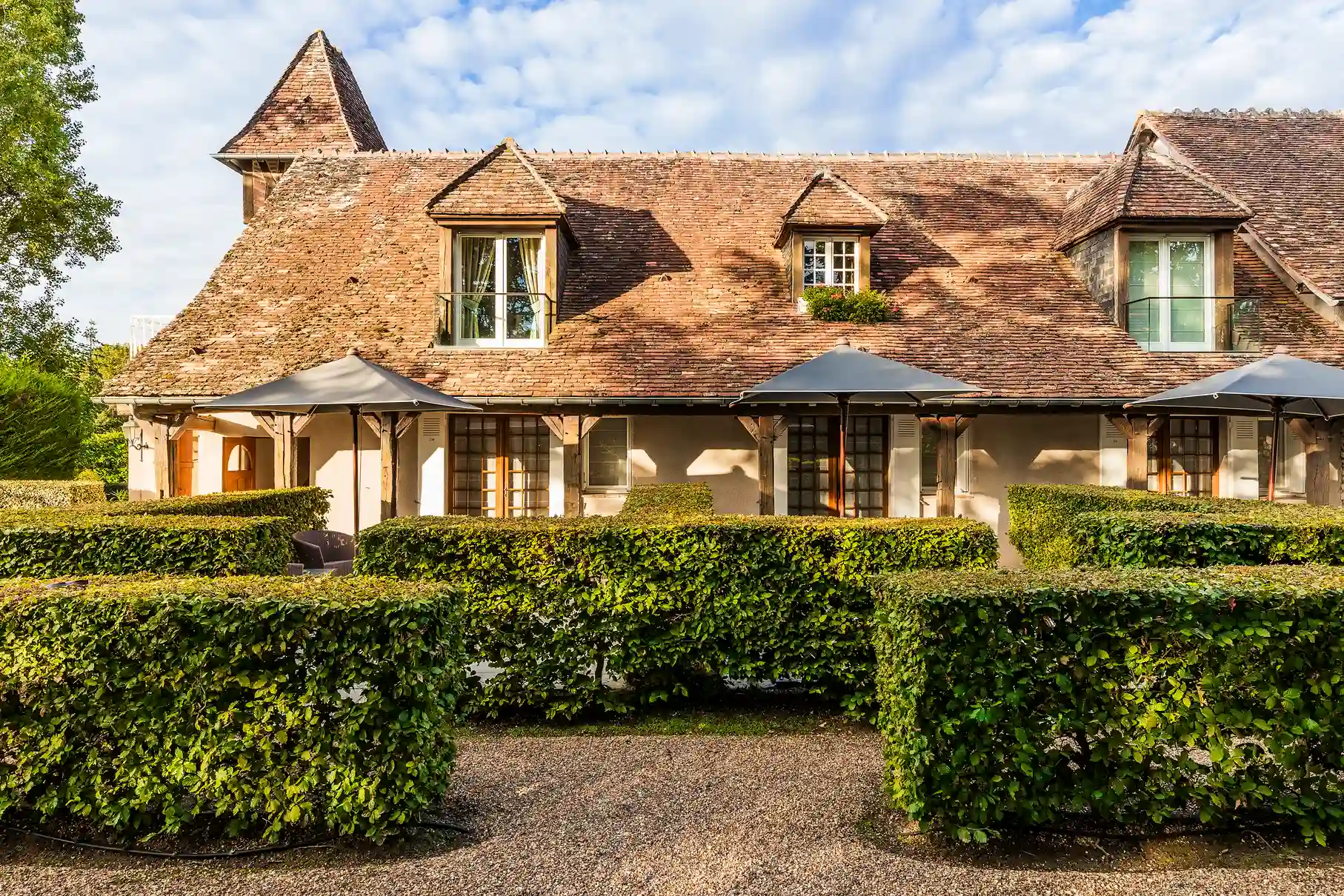 Vue extérieure de l'architecture historique des Hauts de Loire – Hôtel, Restaurant & Spa.