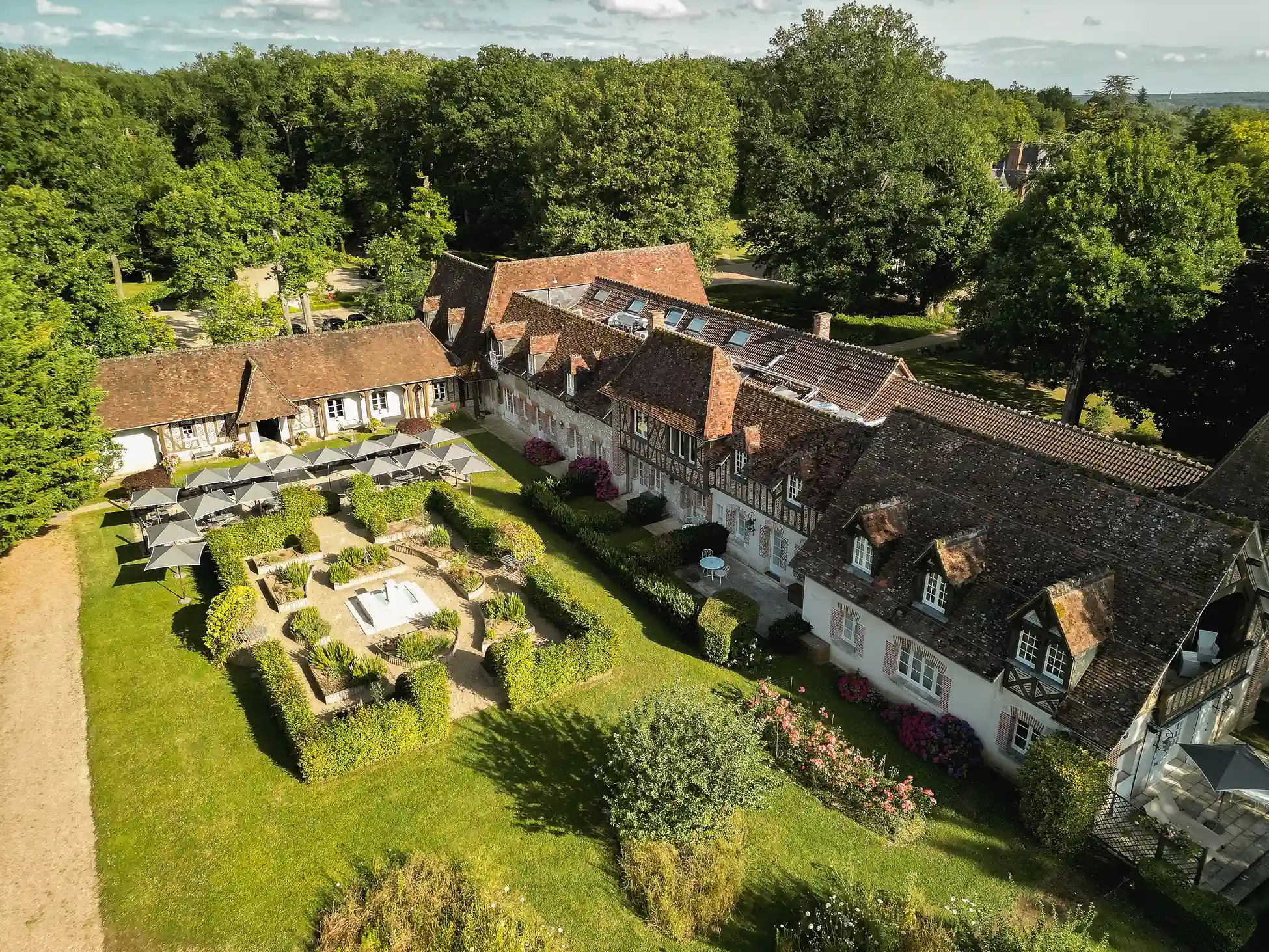 Luftaufnahme der Gärten und Gebäude des 5-Sterne-Hotels.