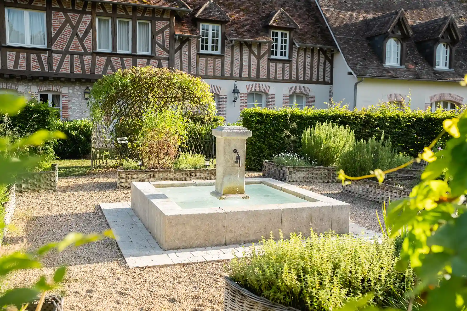 Steinbrunnen in einem angelegten Garten.