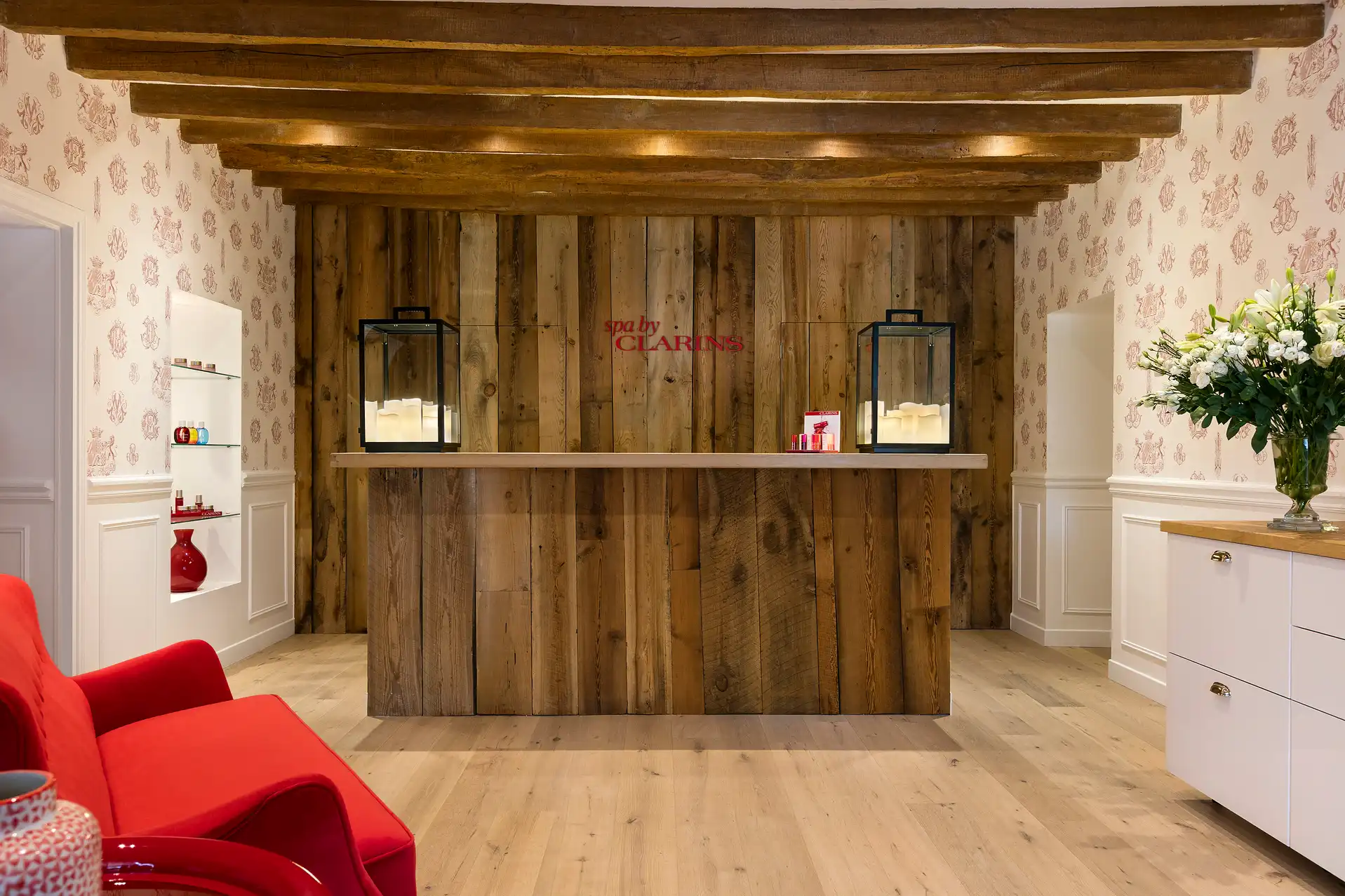 Réception du spa Les Hauts de Loire avec comptoir en bois et éclairage chaleureux.