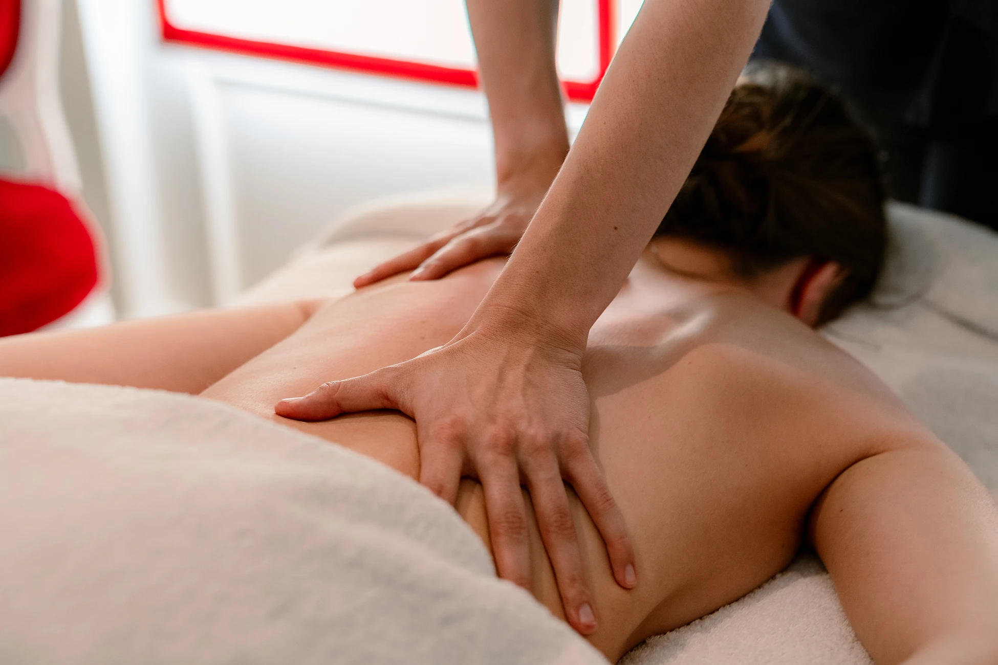 Eine entspannende Rückenmassage auf einer Behandlungsliege im Les Hauts de Loire.