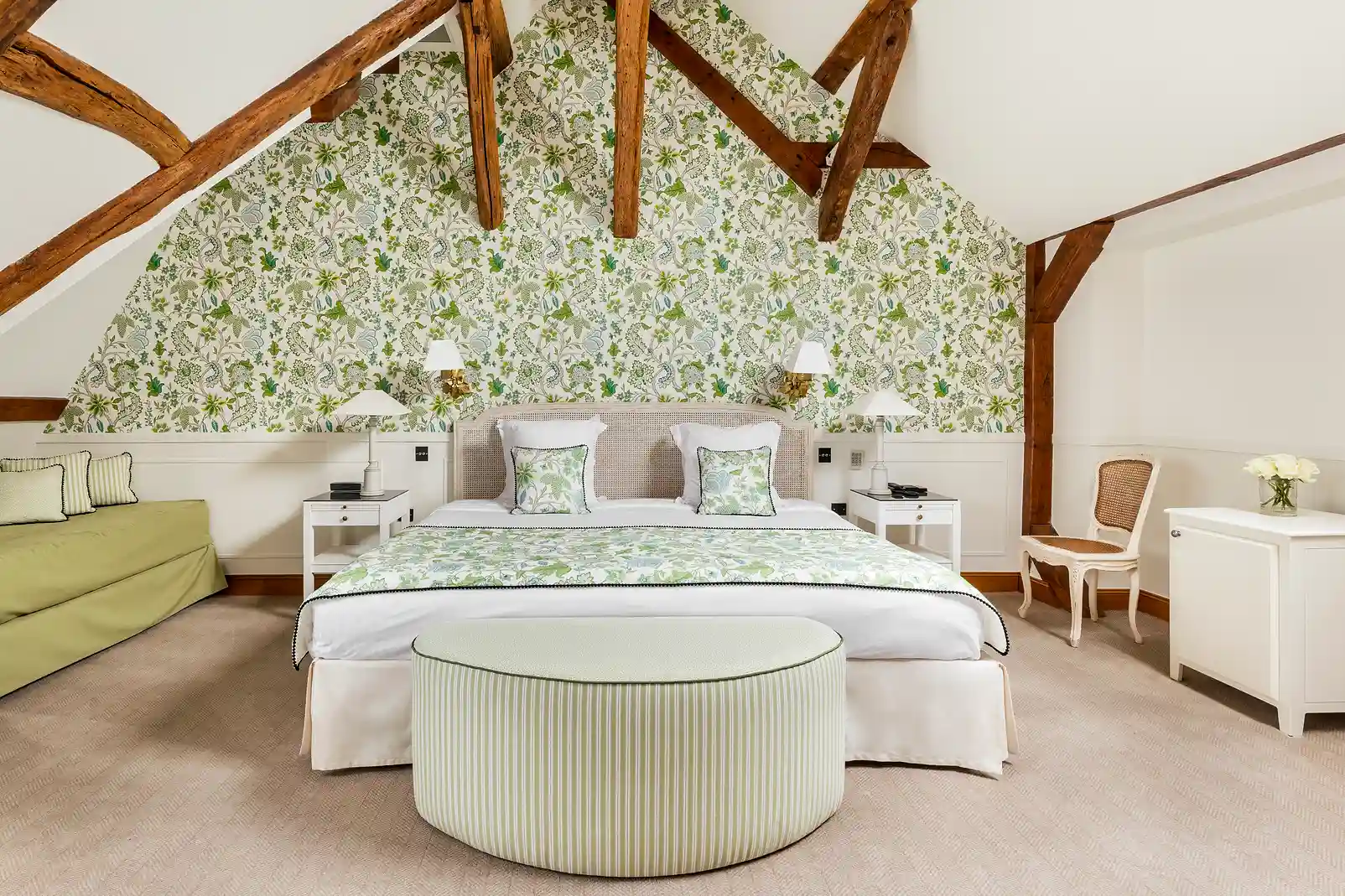 Espace nuit avec pouf central, Les Hauts de Loire – Hôtel, Restaurant & Spa – 5 étoiles.