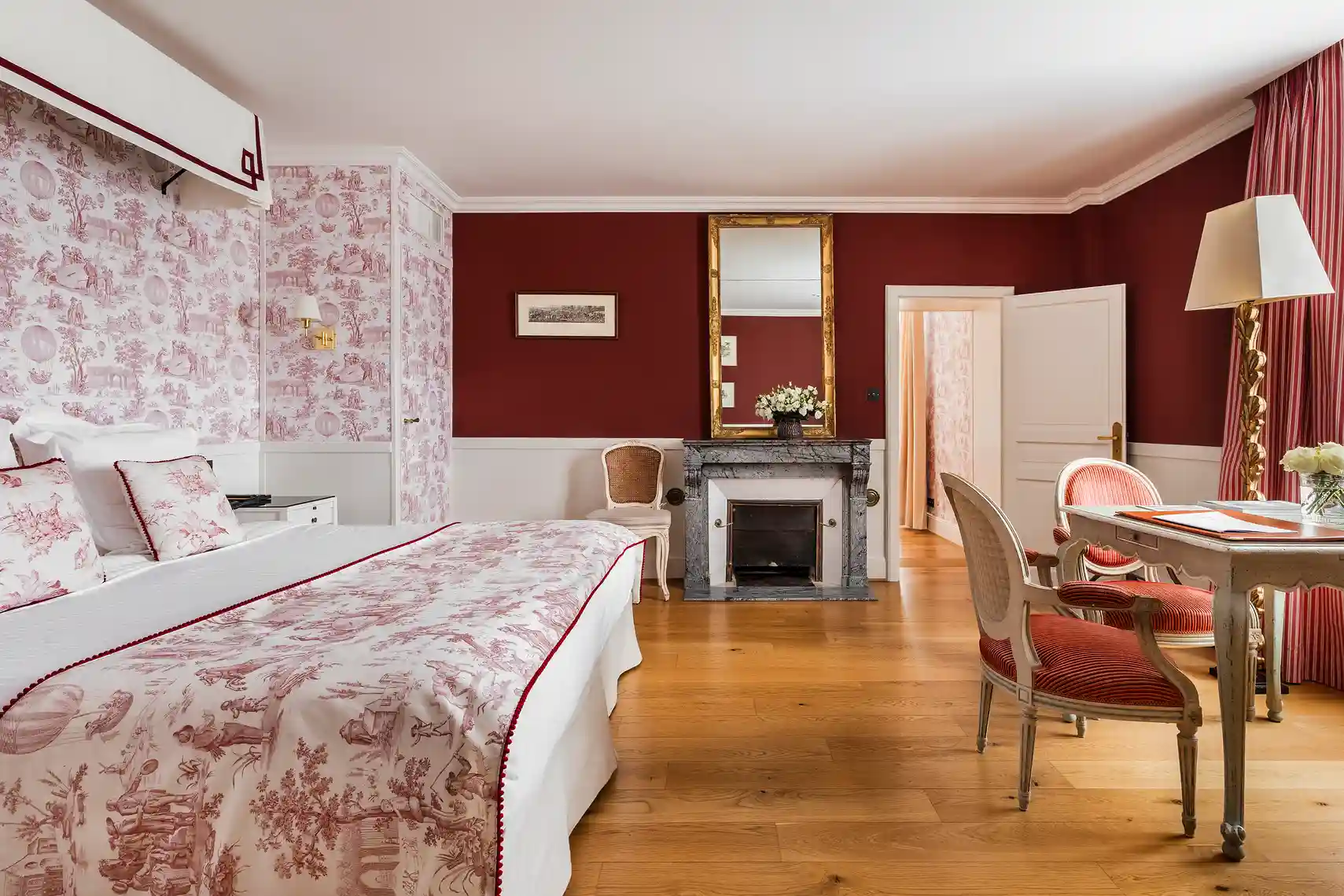 Suite prestige avec détails rouge profond, Les Hauts de Loire – Hôtel, Restaurant & Spa – 5 étoiles.