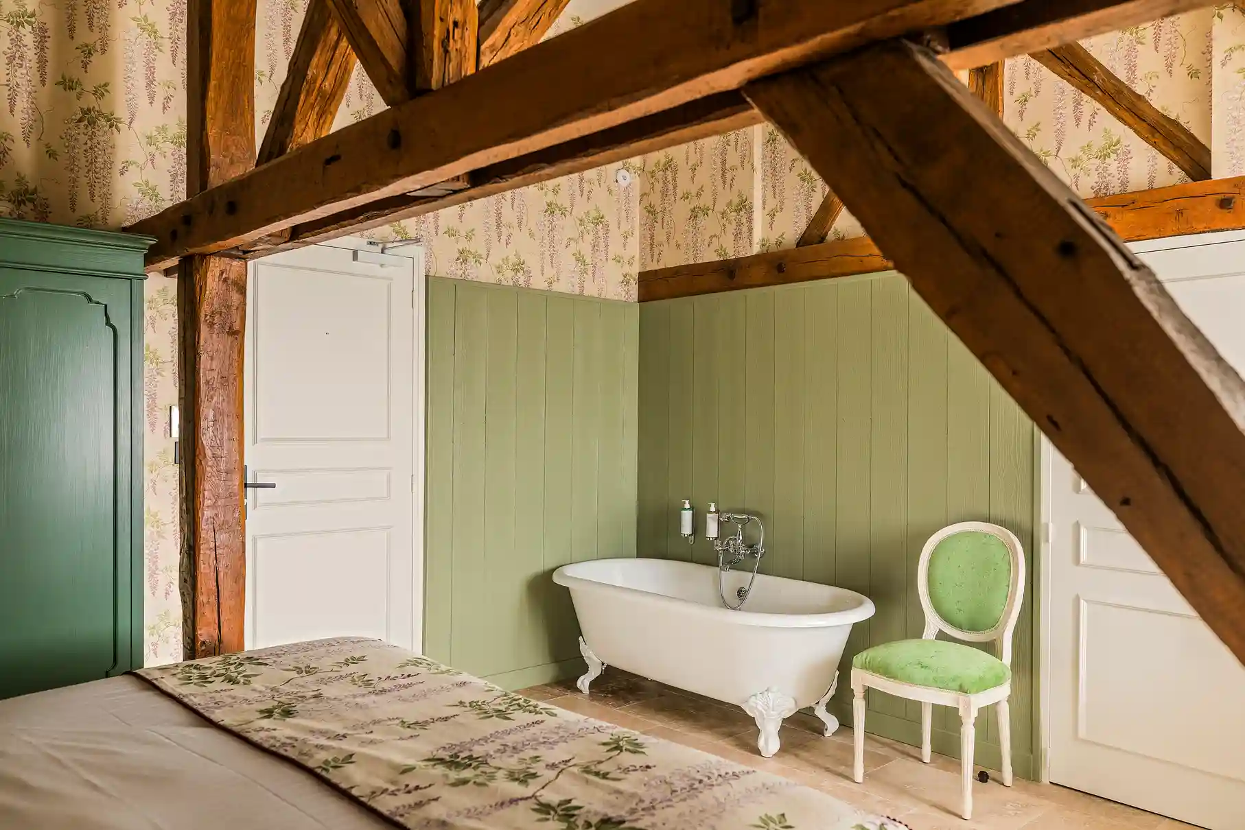 Baignoire vintage dans une chambre rustique, Les Hauts de Loire – Hôtel, Restaurant & Spa – 5 étoiles.