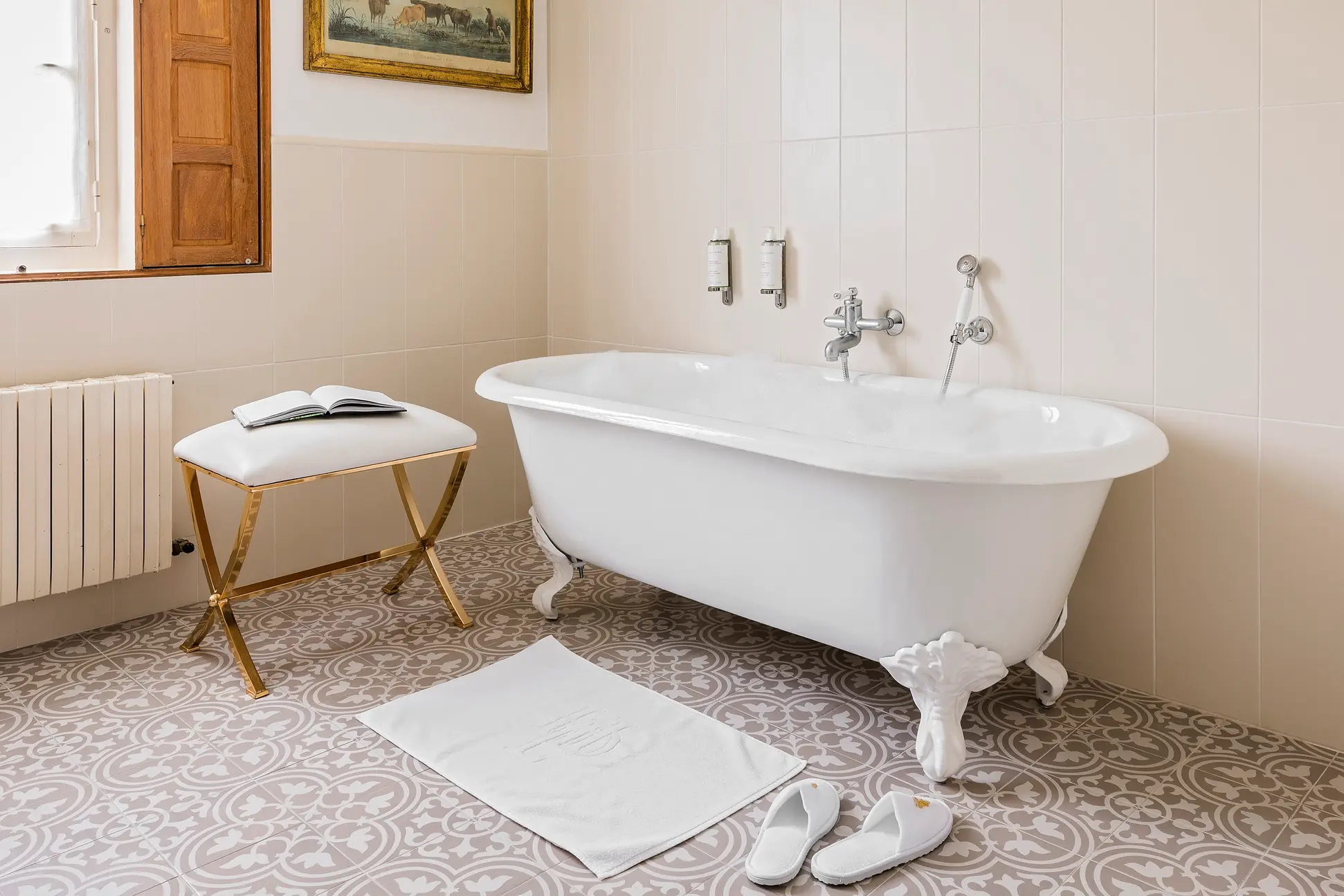 Salle de bain avec baignoire sur pied, Les Hauts de Loire – Hôtel, Restaurant & Spa – 5 étoiles.
