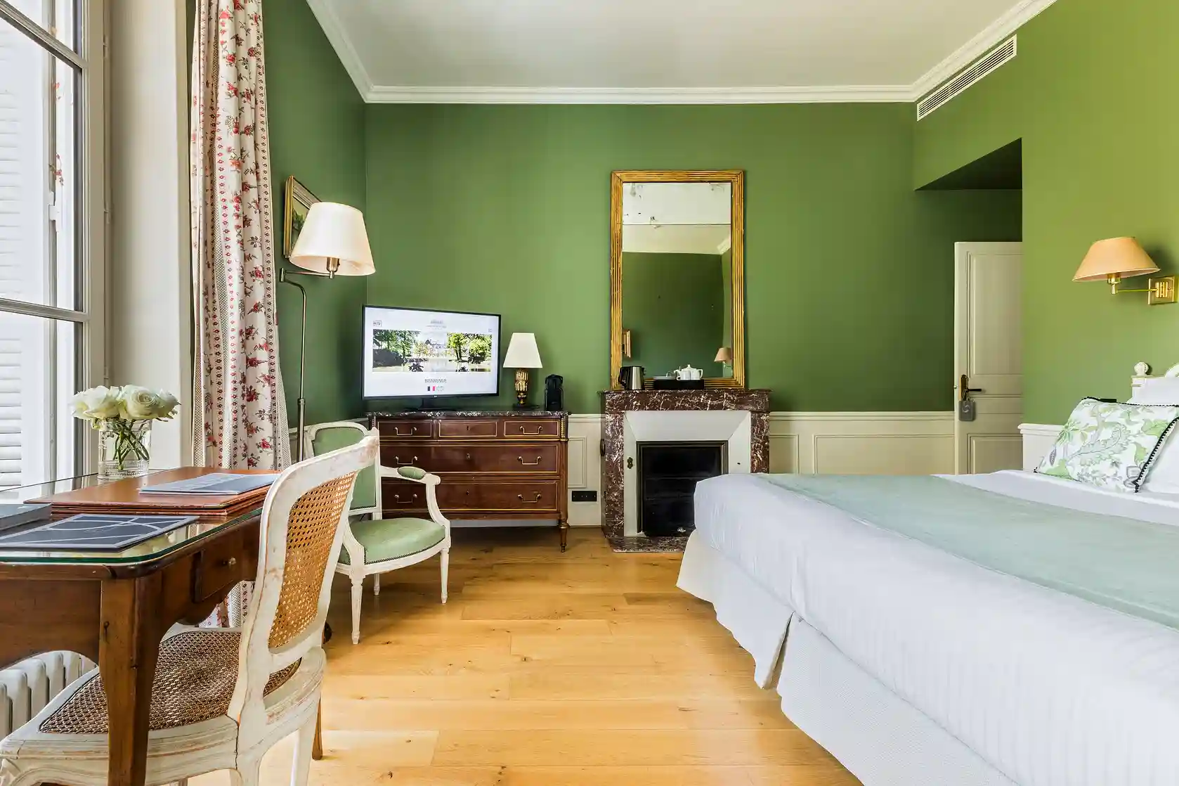 Zimmer im klassischen Stil mit grünen Wänden, Les Hauts de Loire – Hotel, Restaurant & Spa – 5 Sterne.