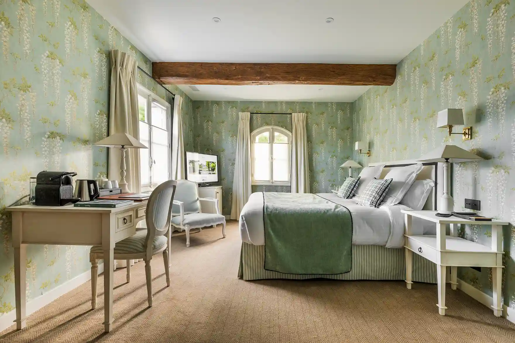 Geräumige Suite mit Tapete mit Pflanzenmotiven, Les Hauts de Loire – Hotel, Restaurant & Spa – 5 Sterne.