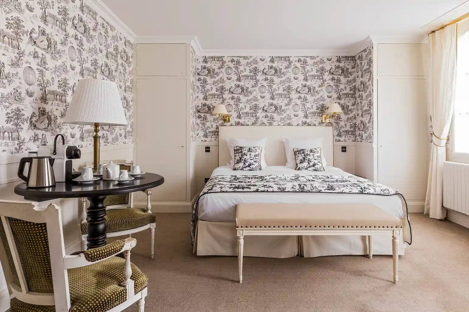 Elegantes Zimmer in neutralen Farbtönen, Les Hauts de Loire – 5-Sterne-Hotel, Restaurant & Spa.