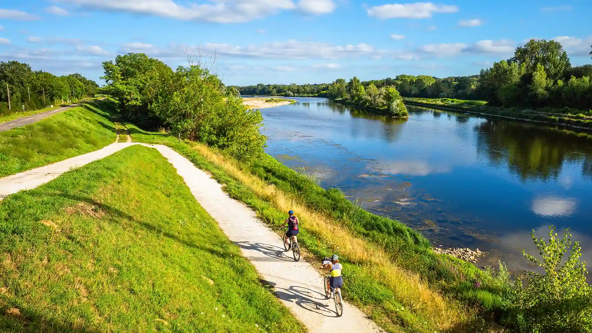 A sunny cycle path—an escape at Les Hauts de Loire – 5-star Hotel, Restaurant & Spa.