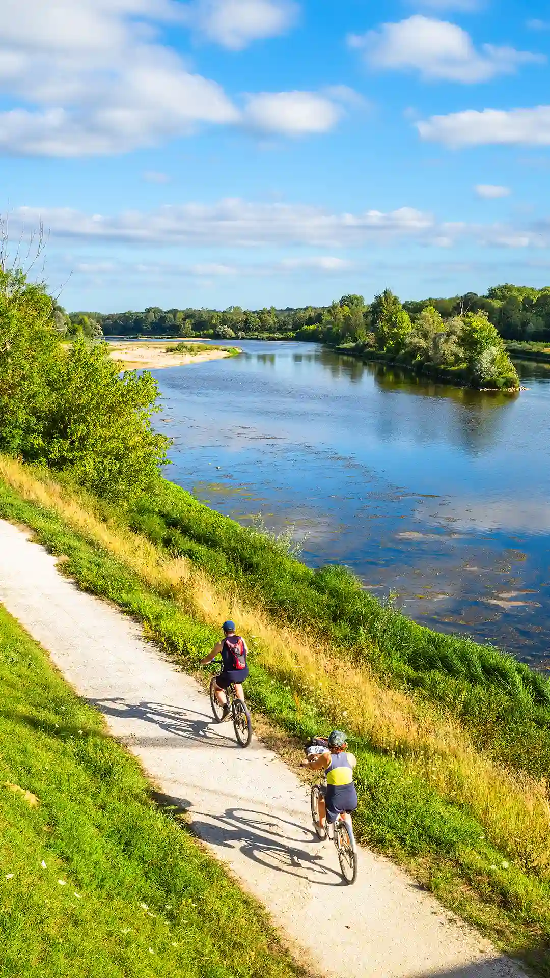 Green riverbank and gravel path, relaxation at Les Hauts de Loire – 5-star Hotel, Restaurant & Spa.