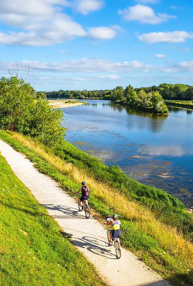 Couple cycling along the river, Les Hauts de Loire – 5-star Hotel, Restaurant & Spa.