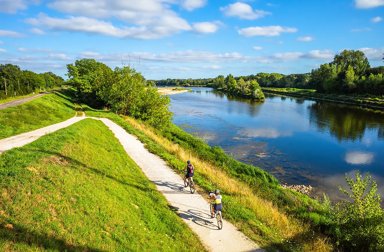 Riverside scenery and cyclists: your break at Les Hauts de Loire – 5-star Hotel, Restaurant & Spa.