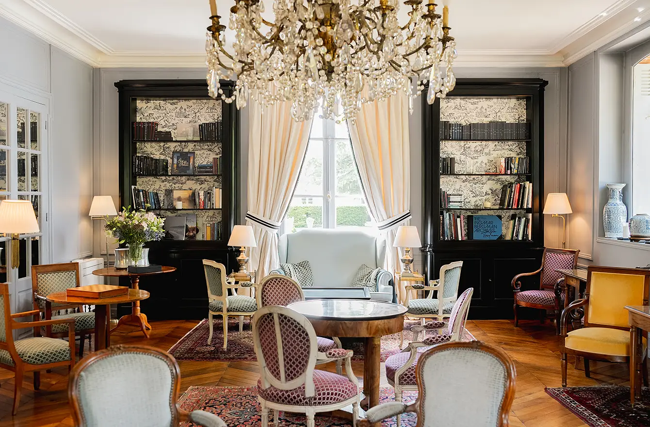 Un plan d'ensemble détaillé montrant l'ameublement luxueux et l'atmosphère chaleureuse de ce salon de "Les Hauts de Loire – Hôtel, Restaurant & Spa – 5 étoiles".