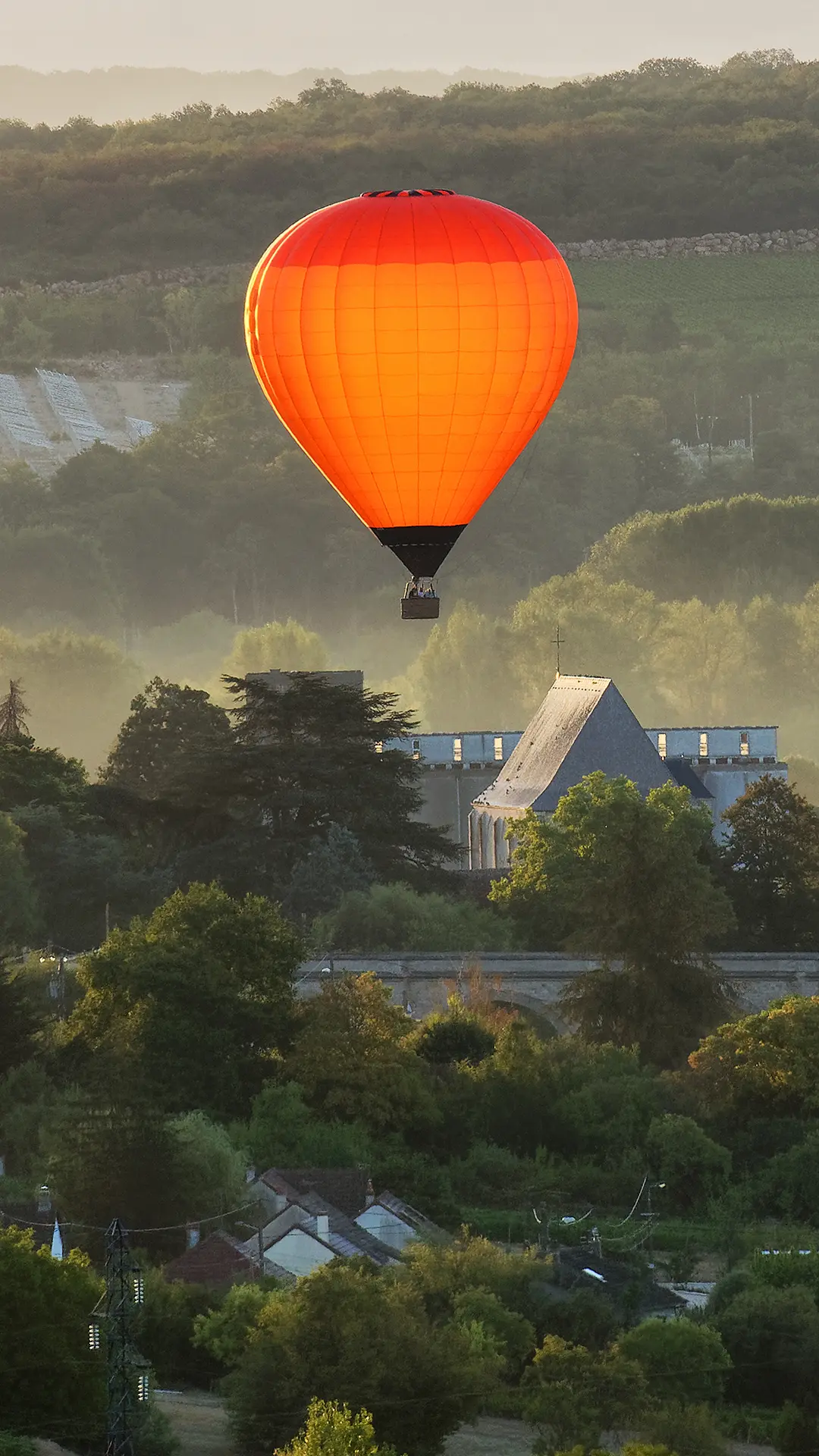 Ballon orange centré au-dessus de l'hôtel Les Hauts de Loire – Hôtel, Restaurant & Spa – 5 étoiles.