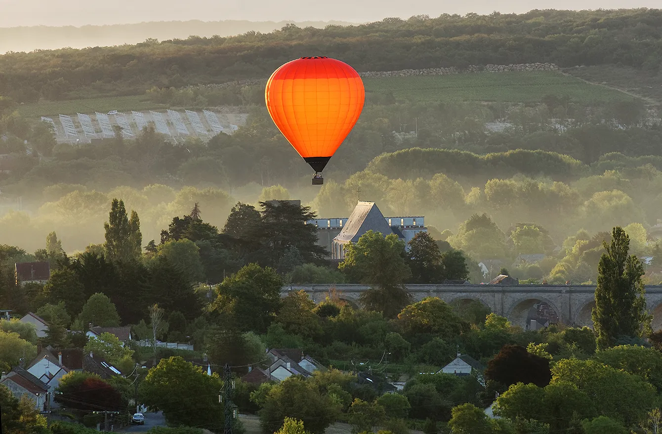 Vue aérienne en direction de la forêt brumeuse depuis Les Hauts de Loire – Hôtel, Restaurant & Spa – 5 étoiles.