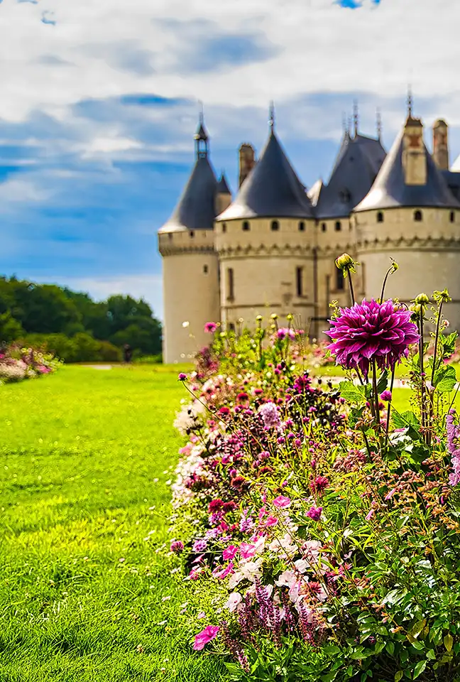 Close-up of the château garden, with the building in the background | Les Hauts de Loire – Hotel, Restaurant & Spa – 5-star.