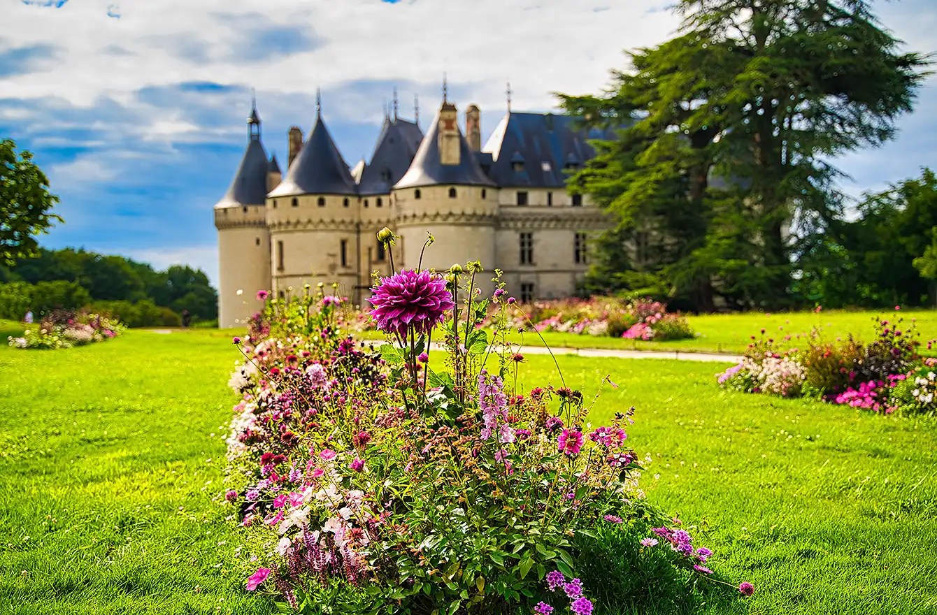 Le château et son parc vus à travers la roseraie | Les Hauts de Loire – Hôtel, Restaurant & Spa – 5 étoiles.