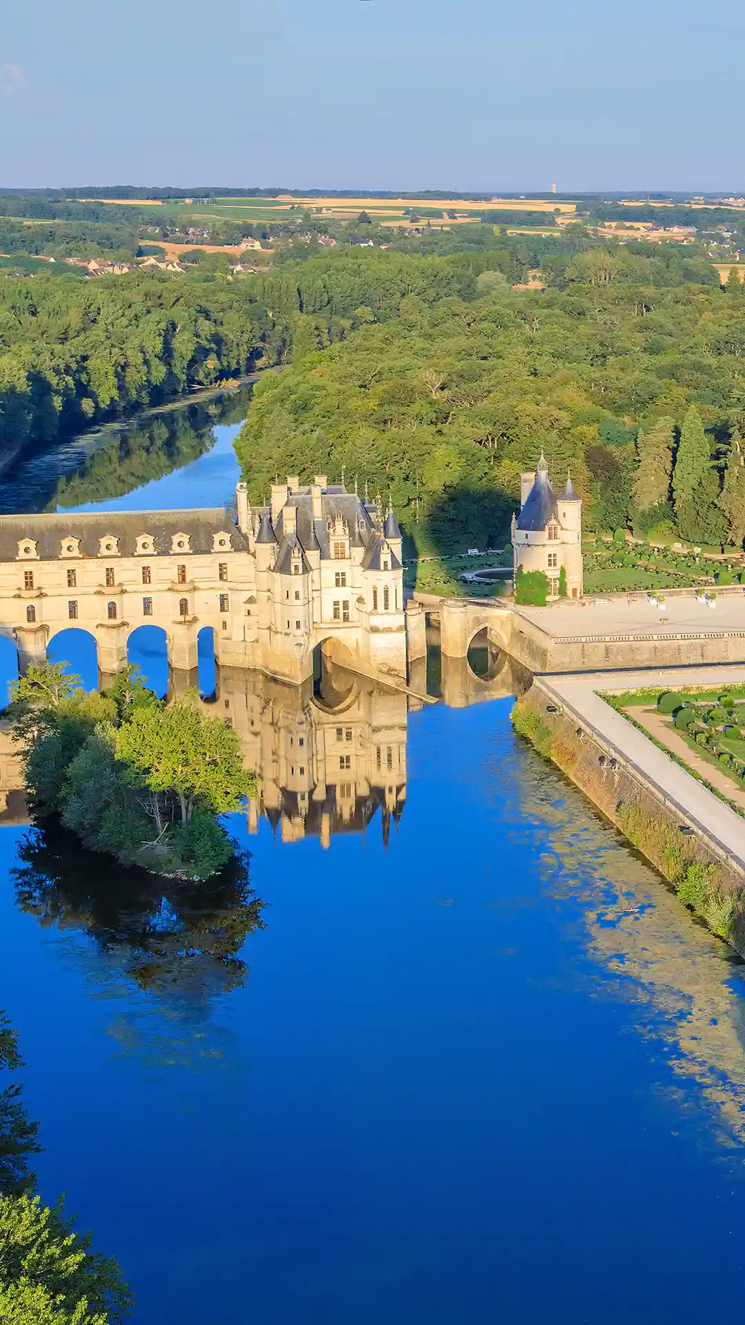 Vue d'ensemble en hauteur du château de Chenonceau sur le Cher. Séjour de prestige au Les Hauts de Loire – Hôtel, Restaurant & Spa – 5 étoiles.