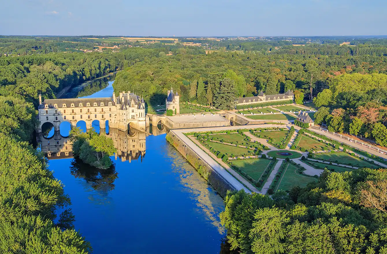 Panorama du château de Chenonceau avec ses jardins à la française. Le charme et le luxe des Hauts de Loire – Hôtel, Restaurant & Spa – 5 étoiles.