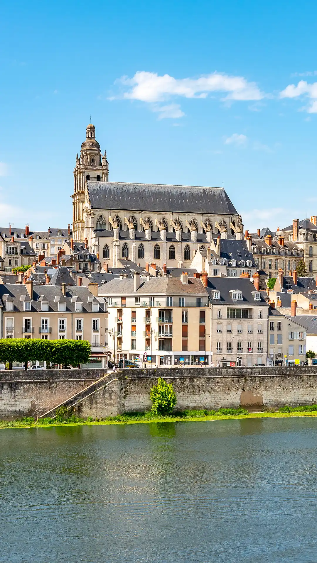 Charme médiéval au bord de l'eau ; découvrez Les Hauts de Loire – Hôtel, Restaurant & Spa – 5 étoiles à proximité.