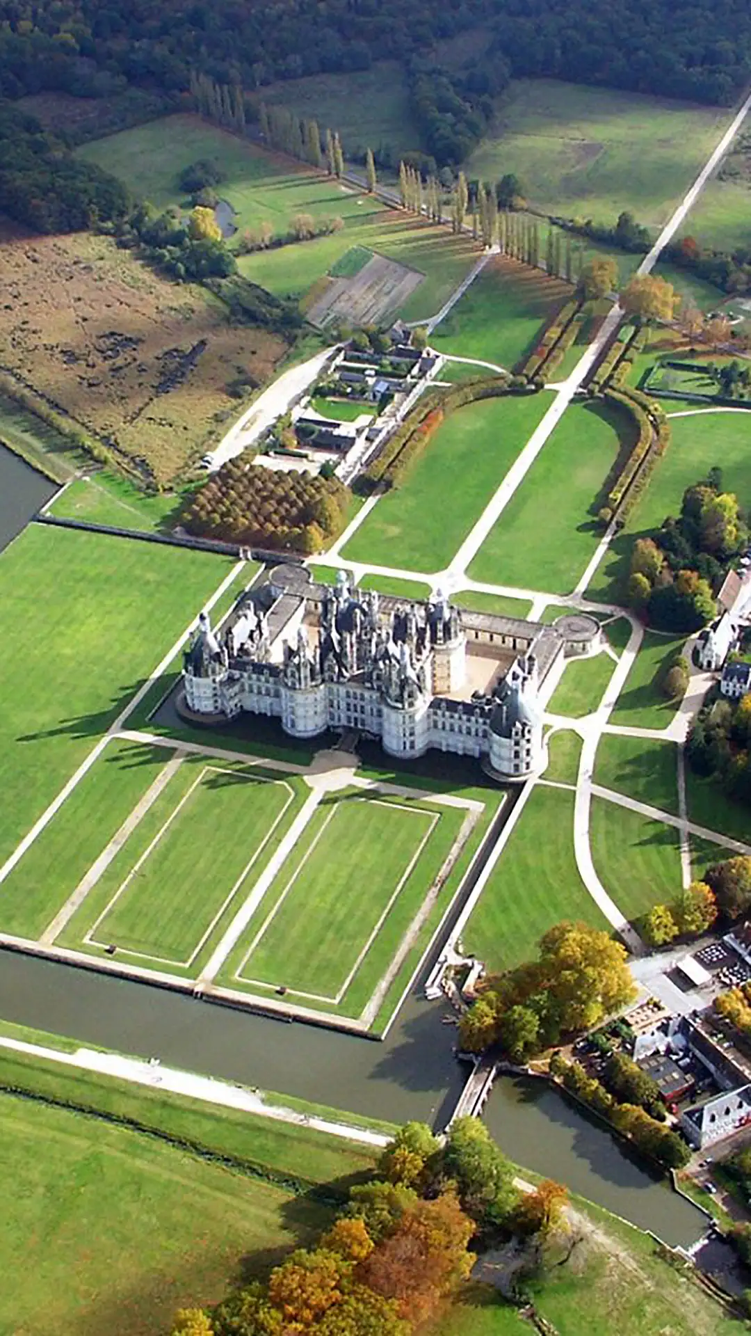 Vista del castillo en el corazón de sus jardines, un lugar emblemático de 5 estrellas.