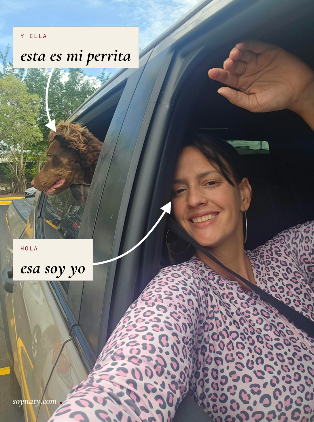 Naty sonriendo desde el carro con su perrita asomada por la ventana