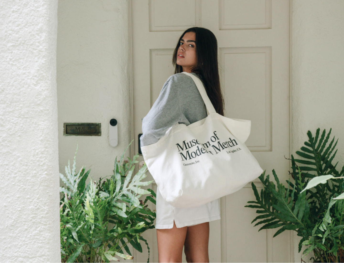 Custom white MOMA-tote on model