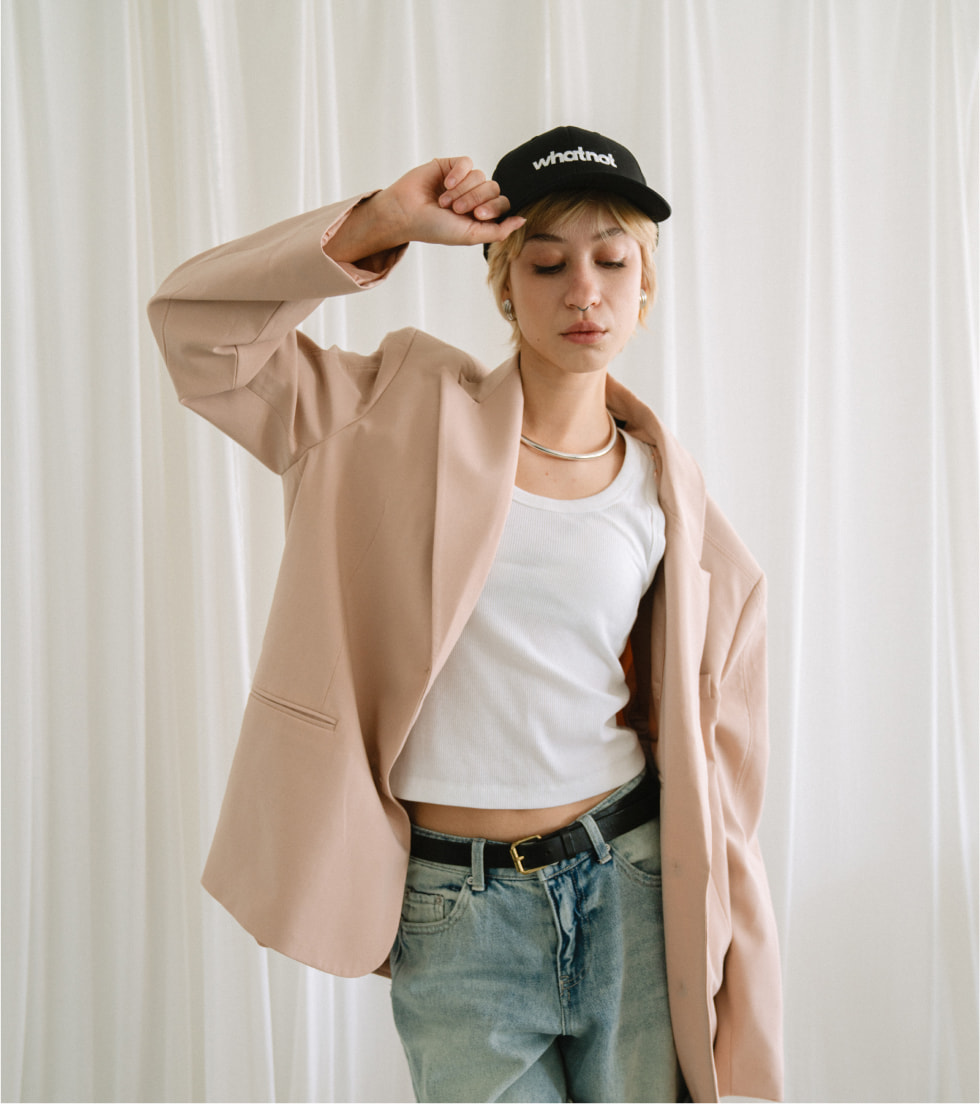 Model wearing black Whatnot cap