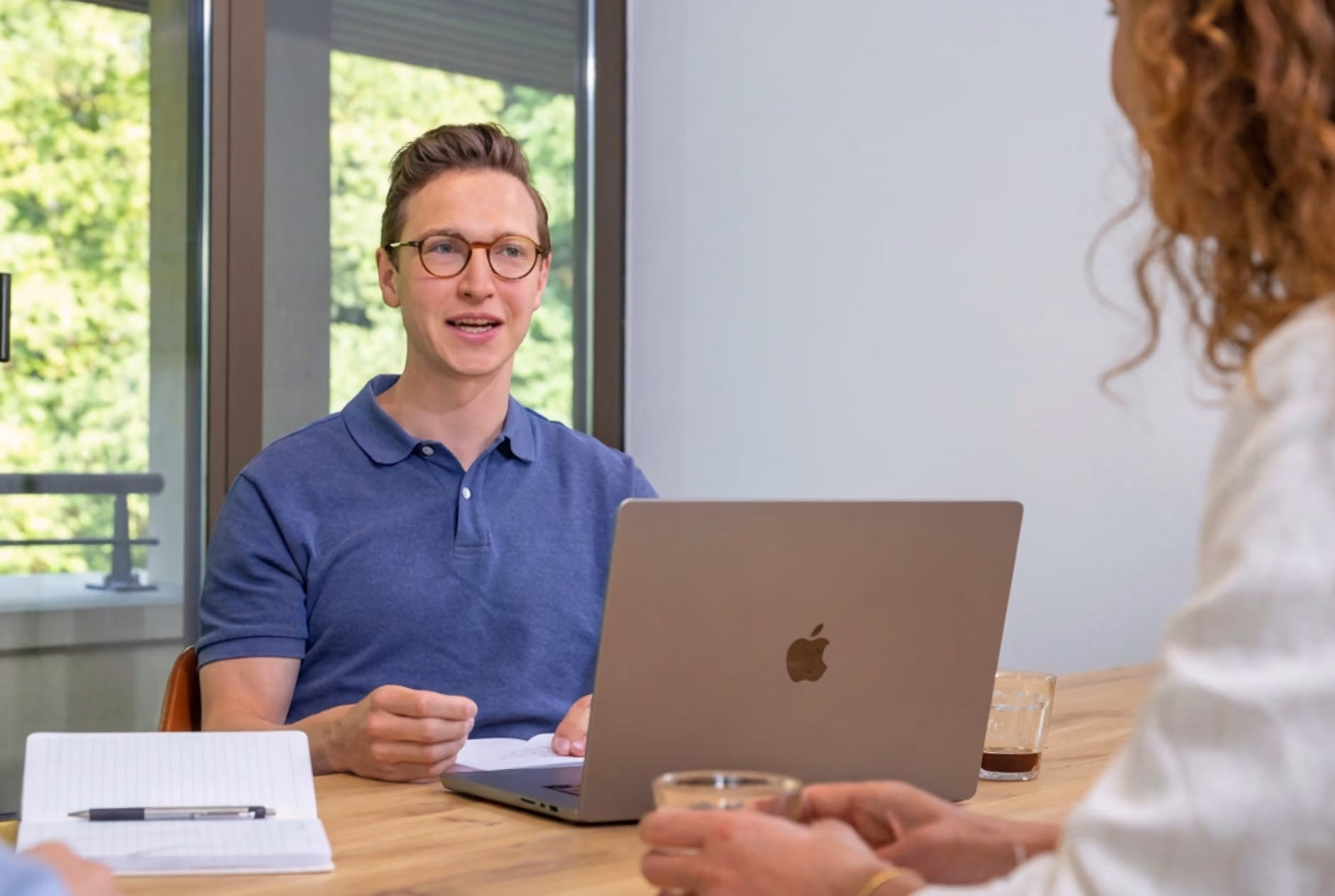 BBTG-collega's werken samen achter een laptop