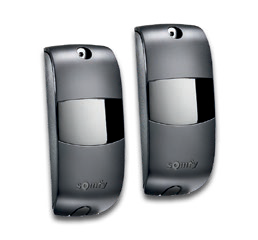 Deux détecteurs de mouvement noirs Somfy avec lentille courbée et capteur frontal.