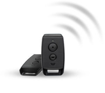 Deux télécommandes noires avec vaguelettes grises symbolisant un signal sans fil.