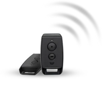 Deux télécommandes noires avec vaguelettes grises symbolisant un signal sans fil.
