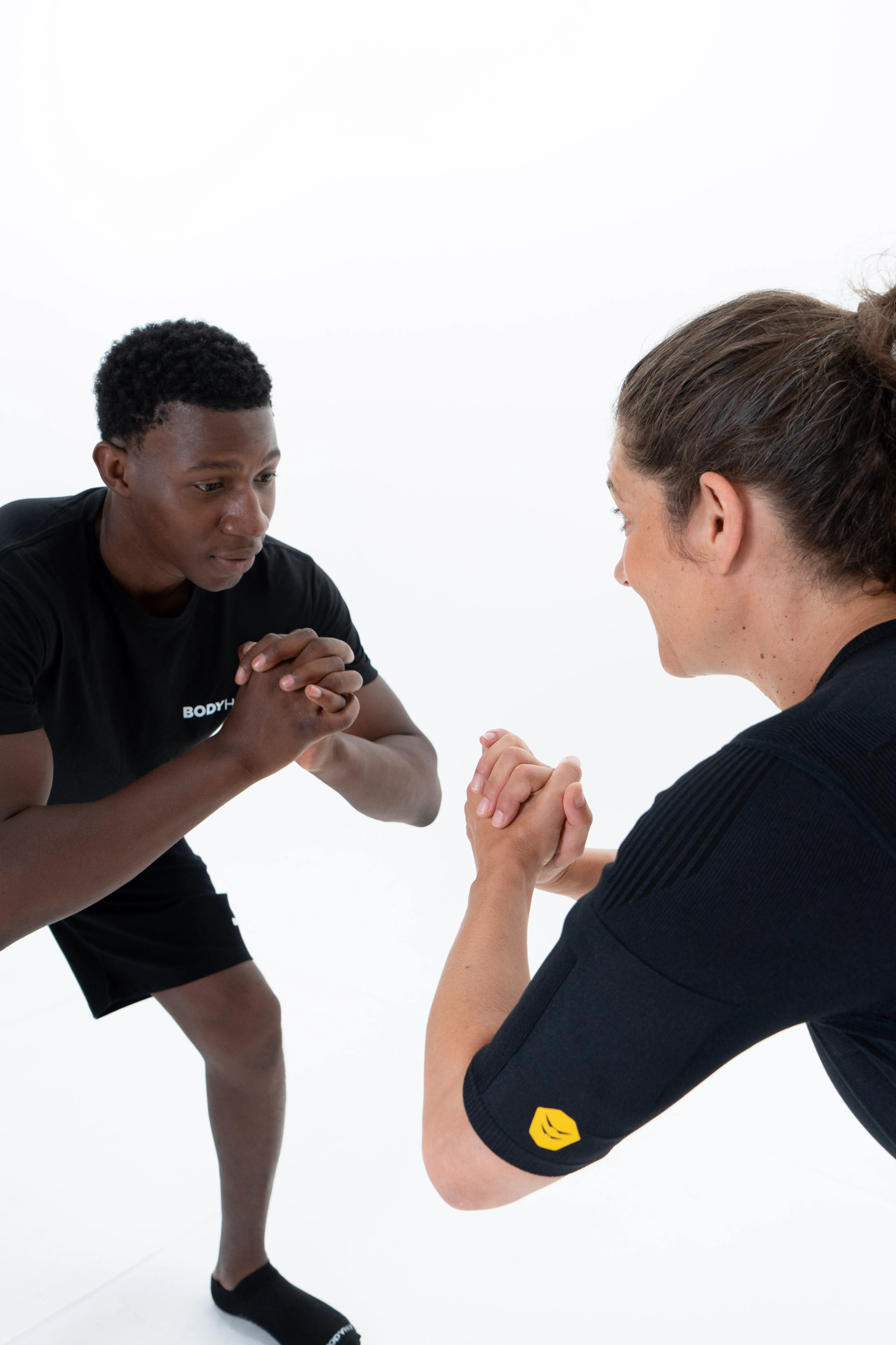 Coach BODYHIT guidant une adhérente pendant un squat