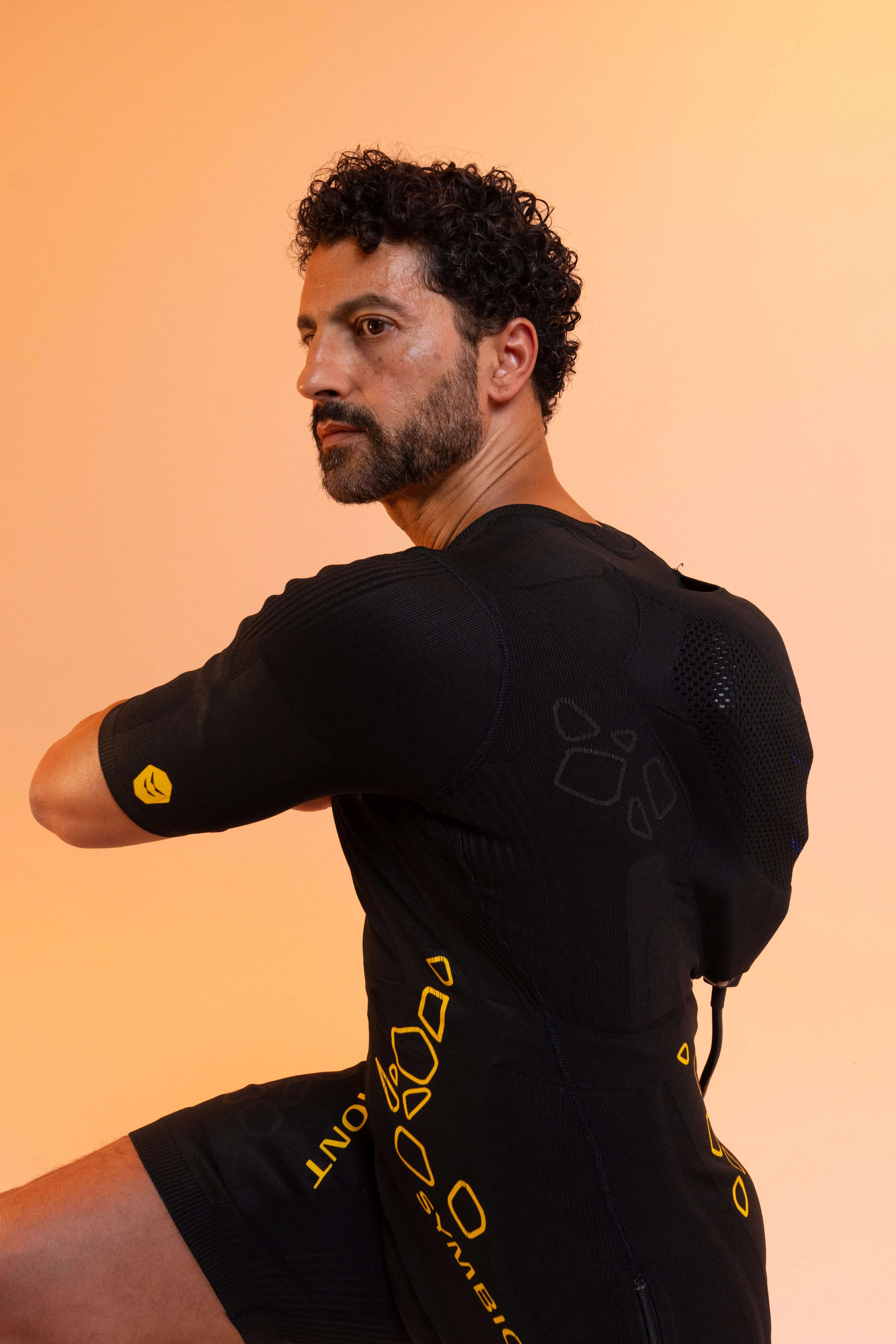 Homme en combinaison SYMBIONT pendant un exercice de rotation du buste