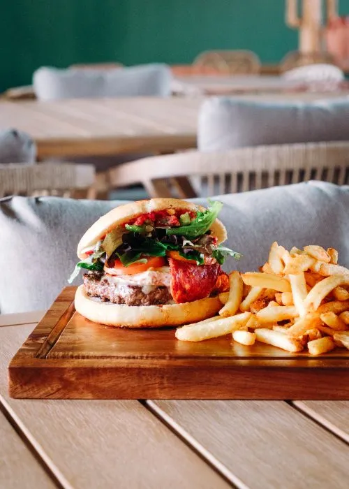 Burger et frites maison du corner Taz Burger au Henri Food Court à Lescar
