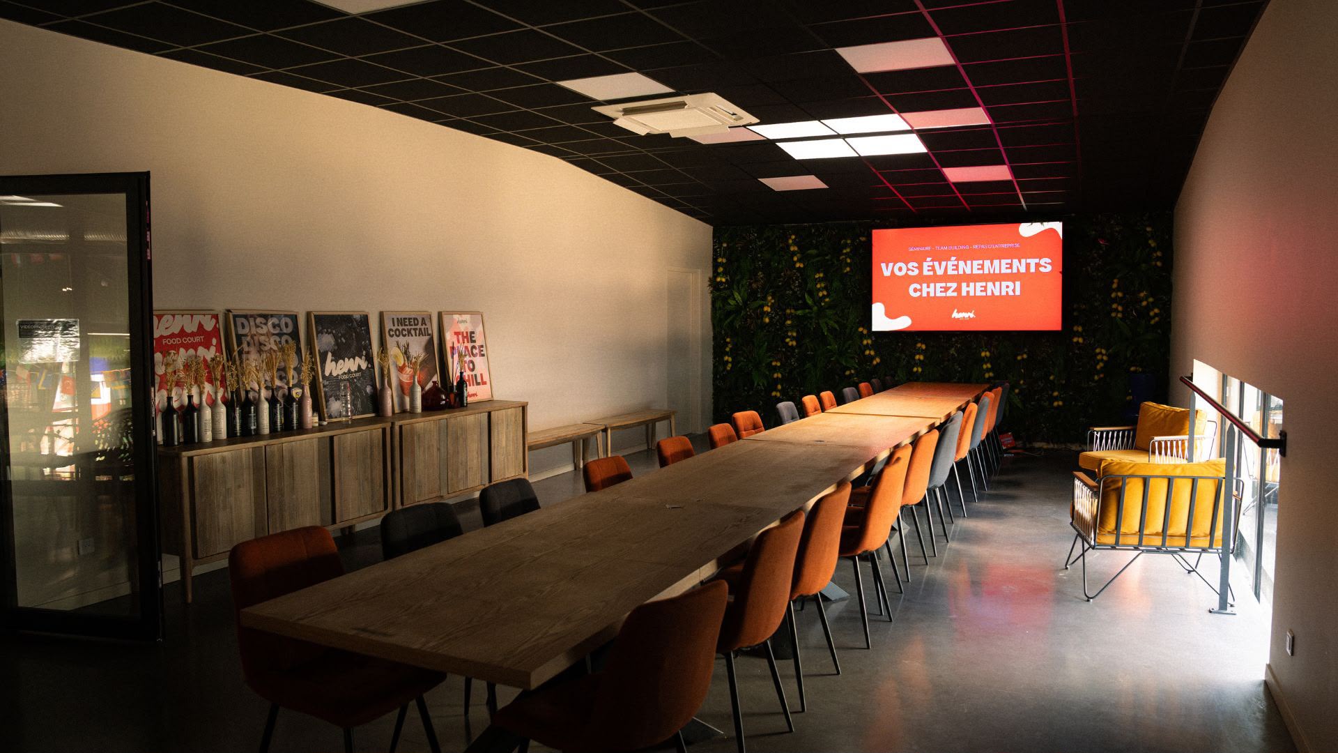 Le Cocon du Henri Food Court, salle privatisable avec grande table centrale et écran de projection