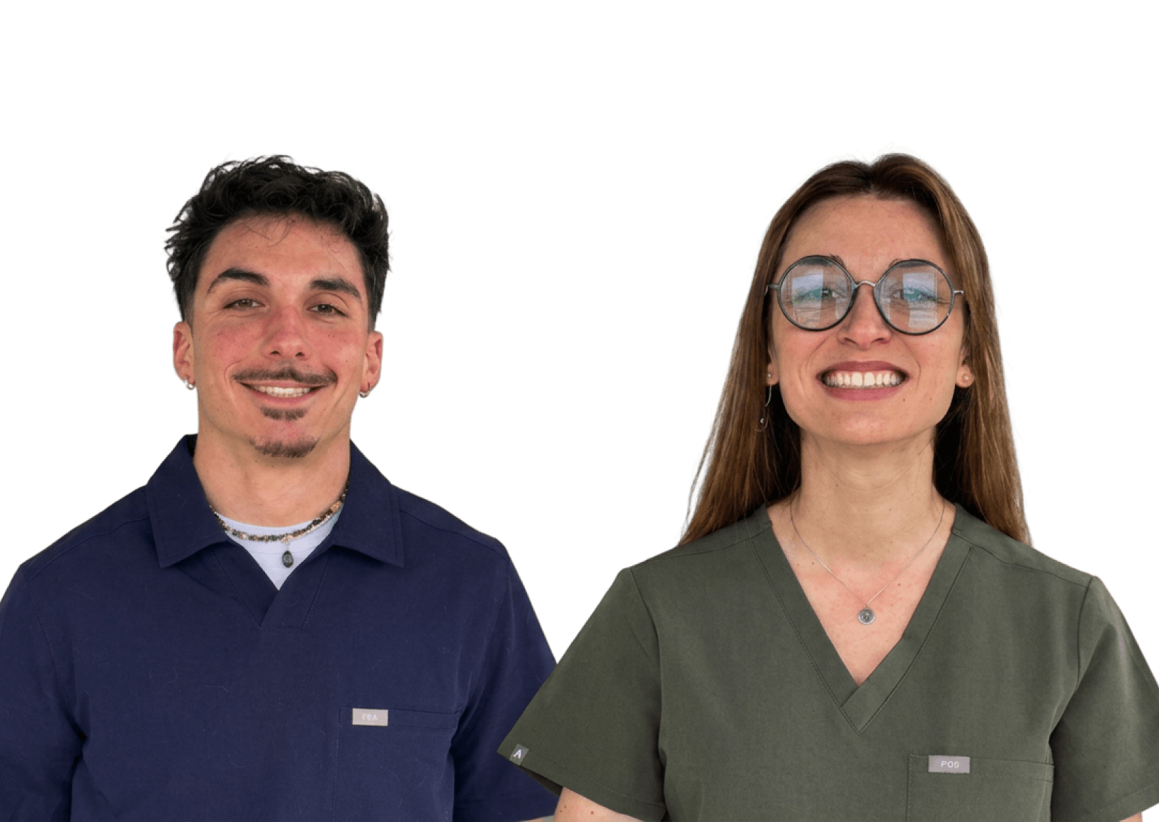Homme souriant en chemise bleue et femme souriante en blouse verte avec lunettes rondes.