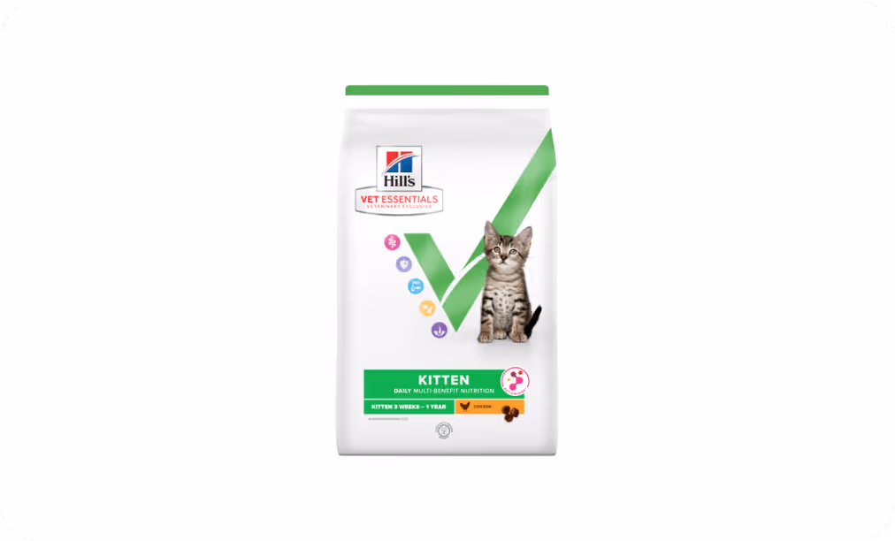 Sac de nourriture pour chatons Hill's Vet Essentials avec un chaton tigré assis à droite.