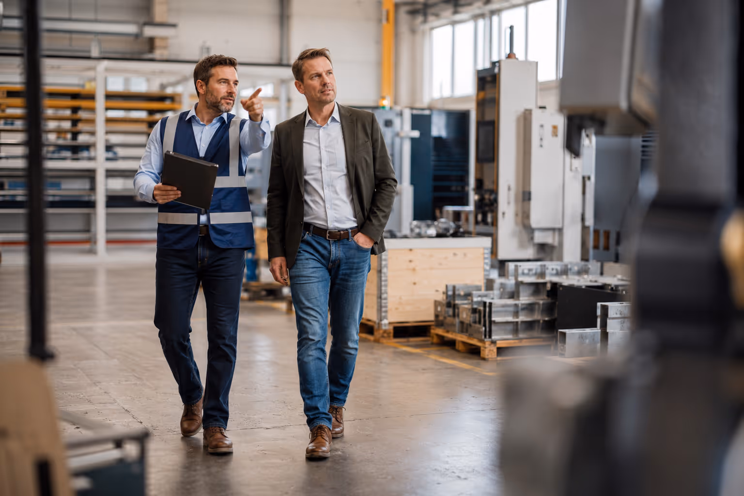 Arbeitssicherheitsbeauftragter bei der Betriebsbegehung mit einem Kunden, Salus Ingenieurb&uuml;ro GmbH