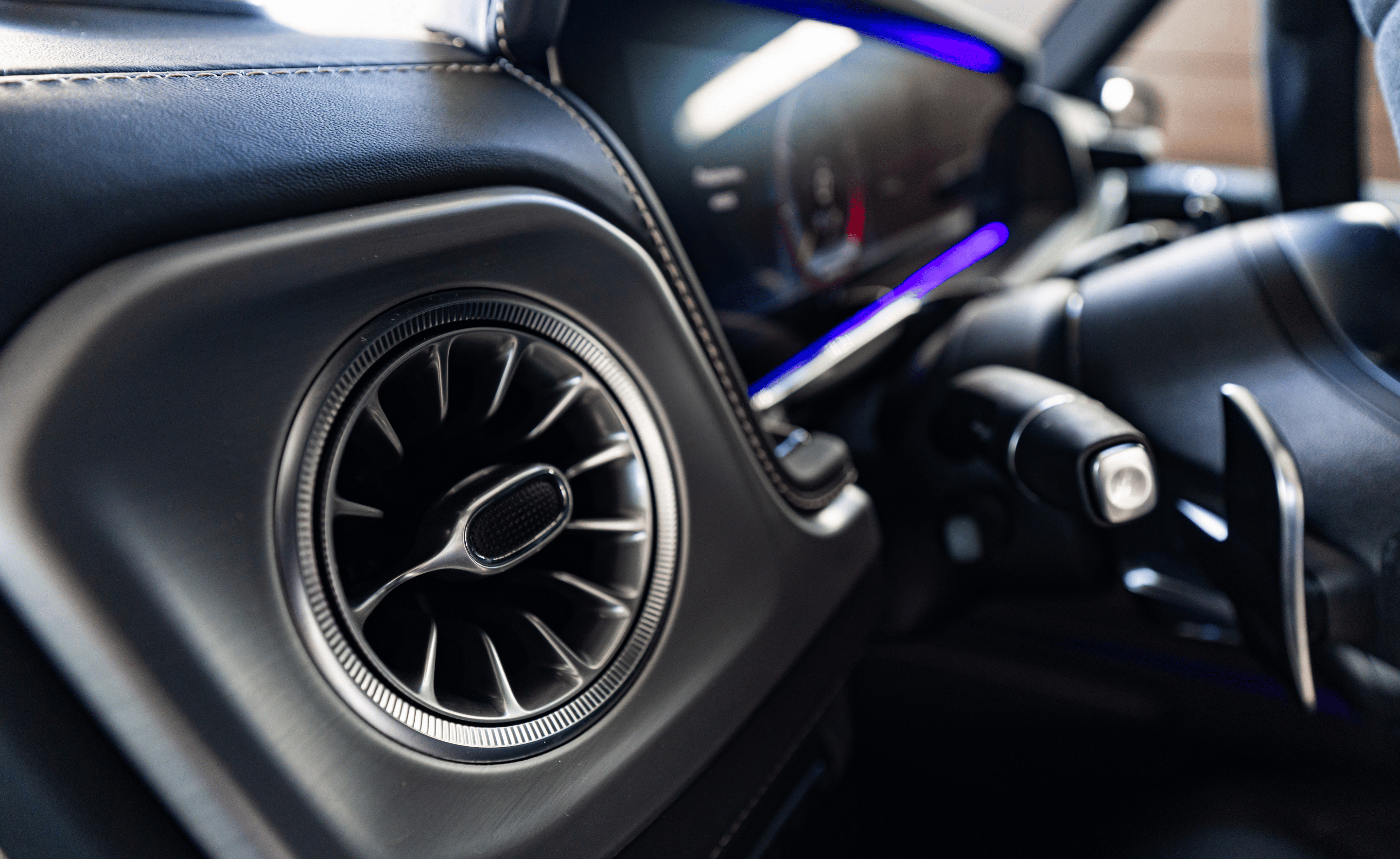Innenraum einer Mercedes-Benz Limousine mit Ambientebeleuchtung