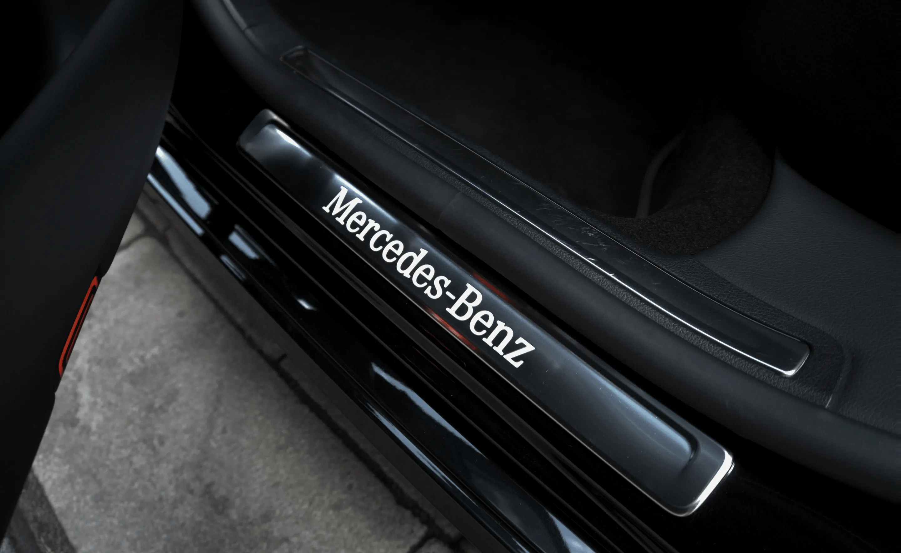 Mercedes-Benz Einstiegsleiste an einer schwarzen Limousine