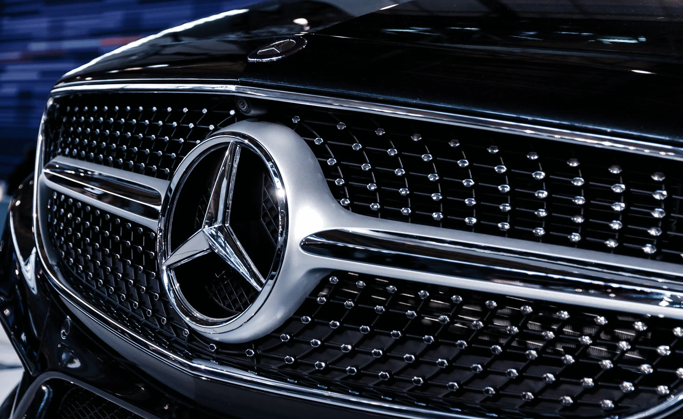 Mercedes-Stern im Kühlergrill eines schwarzen Mercedes-Benz