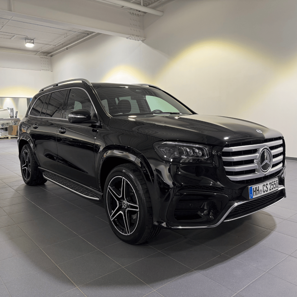 Mercedes-Benz GLS in Schwarz, schräg von vorne