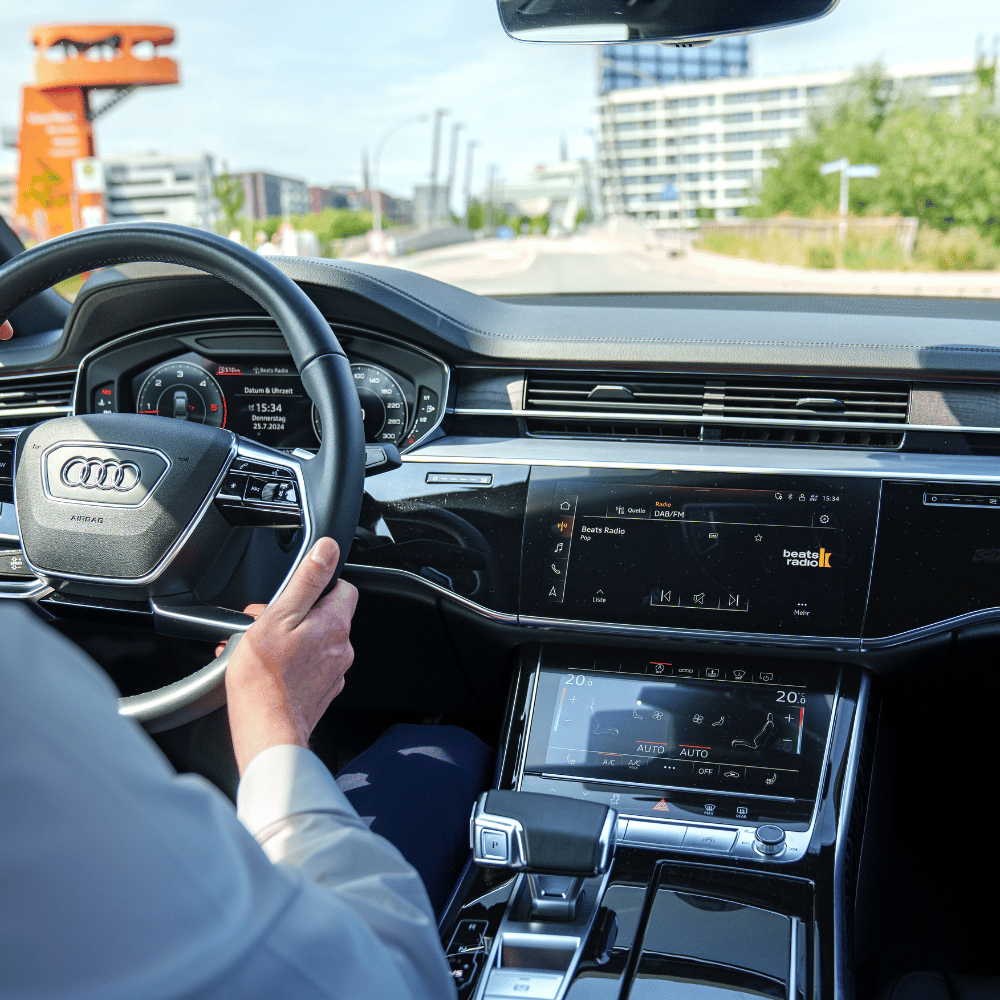 Chauffeur am Steuer eines Audi A8 mit Cockpit-Displays
