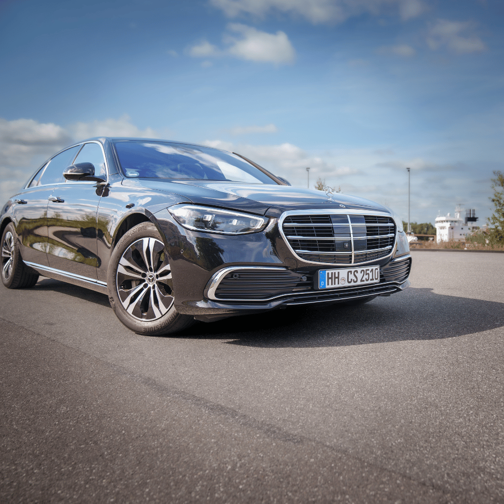 Mercedes-Benz S-Klasse in Schwarz, seitlich von vorne