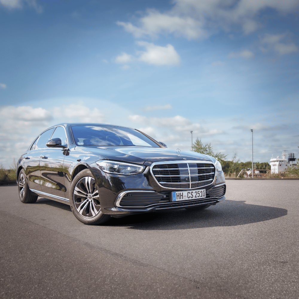 Mercedes-Benz S-Klasse in Schwarz auf einer freien Fläche