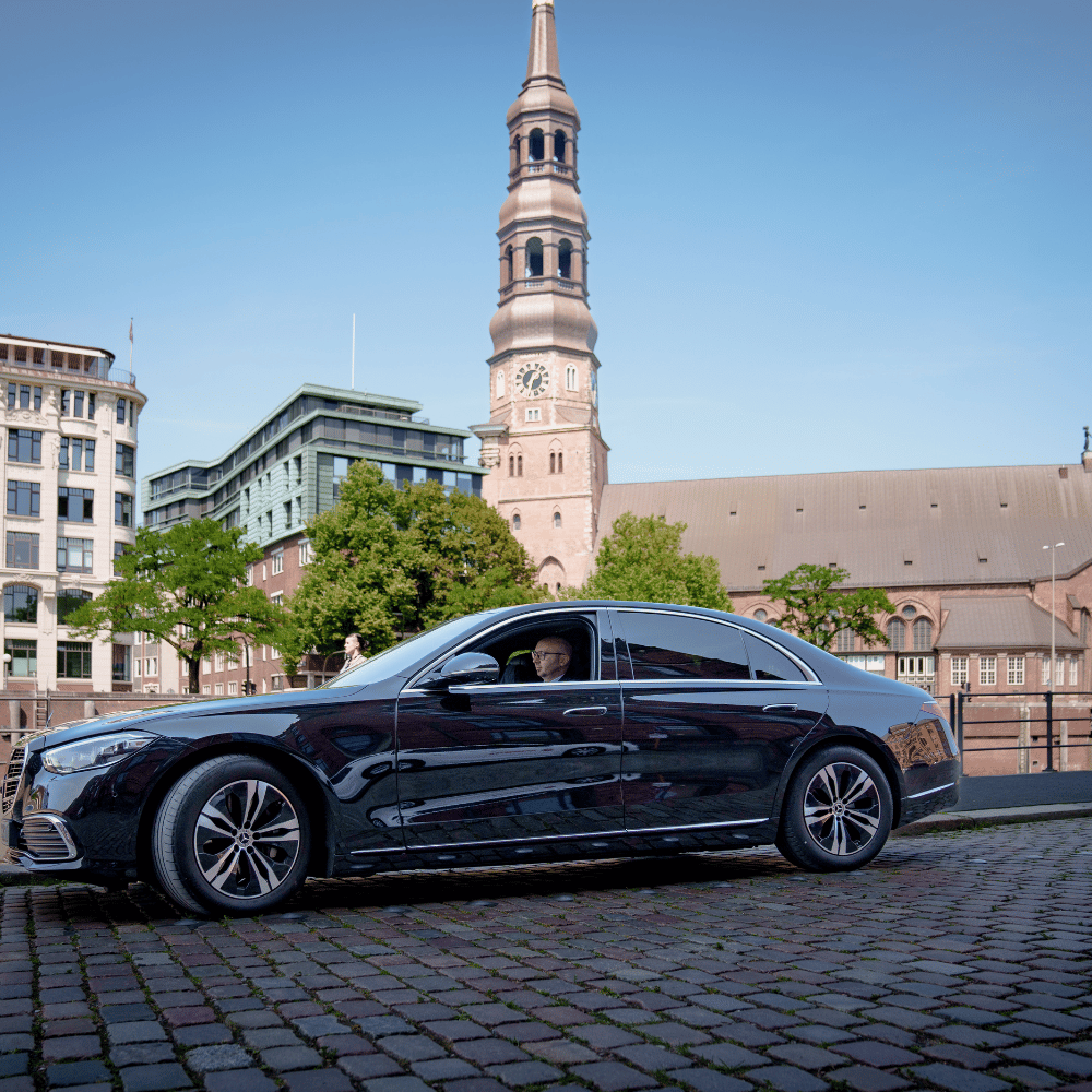 Mercedes-Benz S-Klasse vor historischer Backsteinkulisse mit Kirchturm