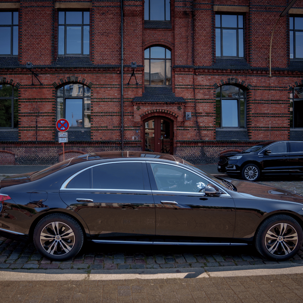 Mercedes-Benz S-Klasse vor einem Backsteingebäude