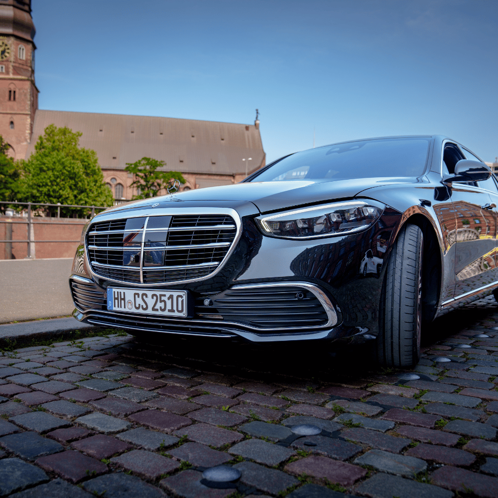 Mercedes-Benz S-Klasse auf Kopfsteinpflaster