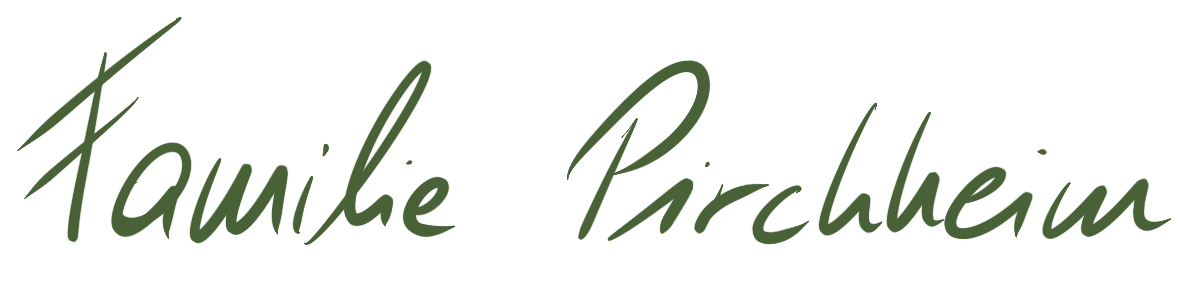 Handgeschriebener Text Familienname Pirchheim in dunkelgrüner Schrift.